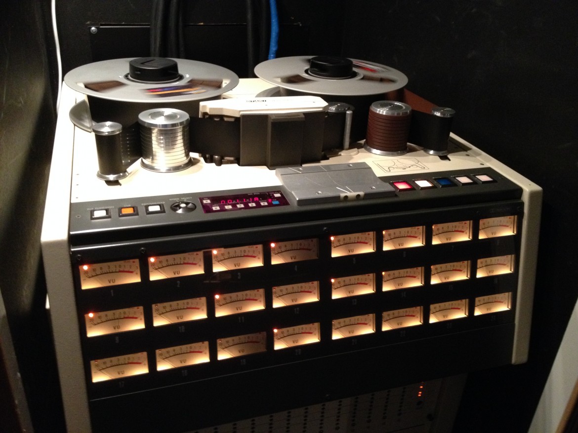 Inspelningsstudio med rullbandspelare för analog inspelning av musik.