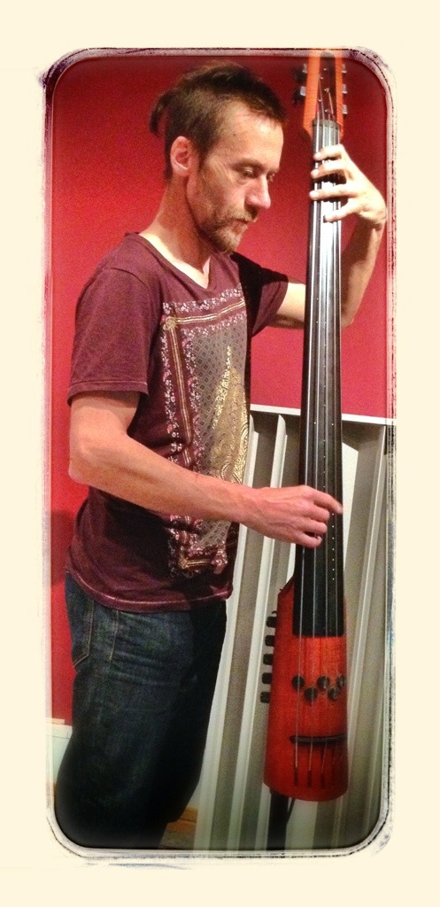 Awake Love Orchestra inspelning av elbas i Studio Västerås inspelningsstudio