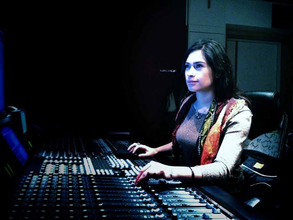 Danae i Studio Västerås, vid mixerbordet i inspelningsstudion.