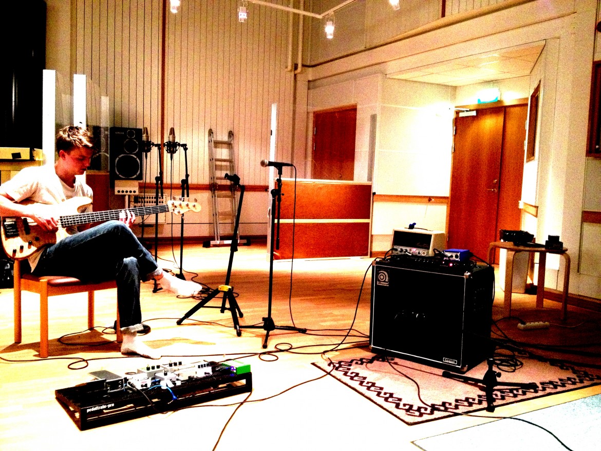 E321 basist, inspelning i Studio Västerås musikstudio med elbas, förstärkare och effektpedaler i inspelningsrummet.