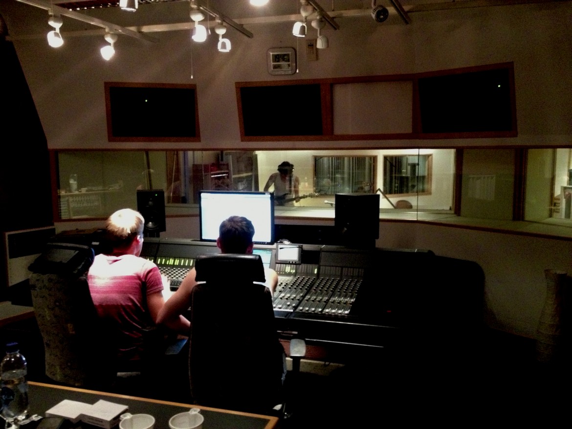 E321, bandets gitarist under inspelning i Studio Västerås musikstudio.