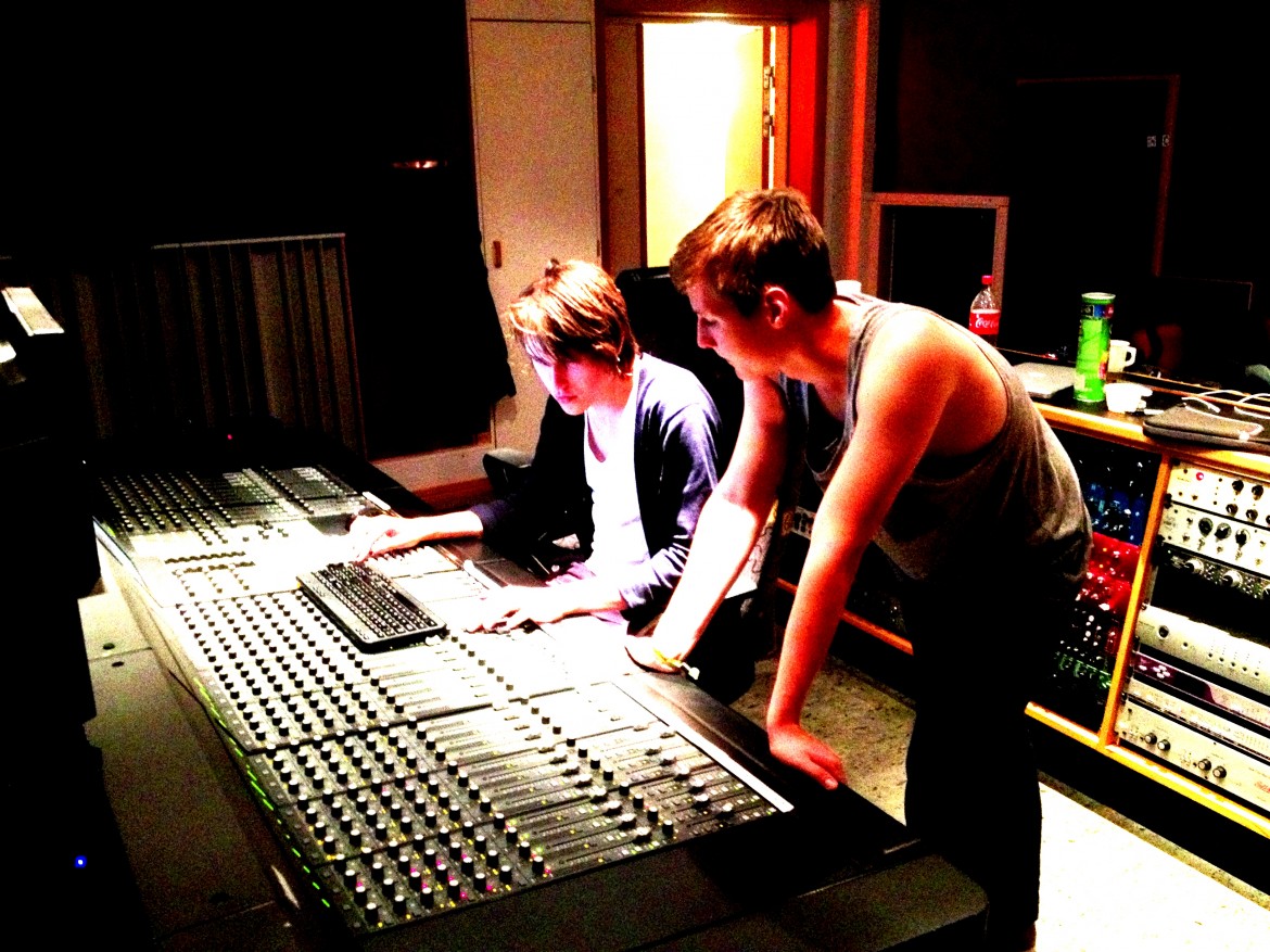 E321 bandmedlemmar vid mixerbordet under inspelning i Studio Västerås