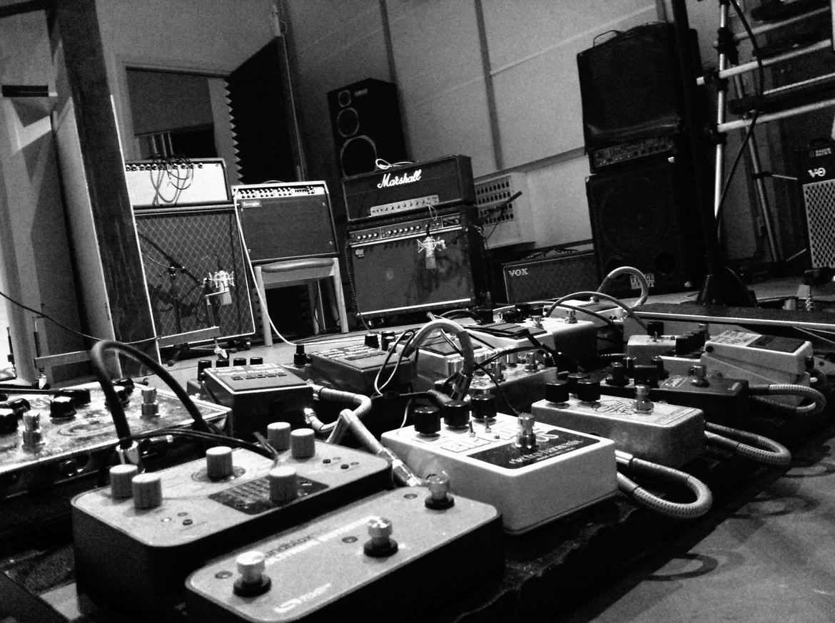 E321 musik inspirerad av post-rock och shoegaz, inspelning i studio med mycket effektpedaler