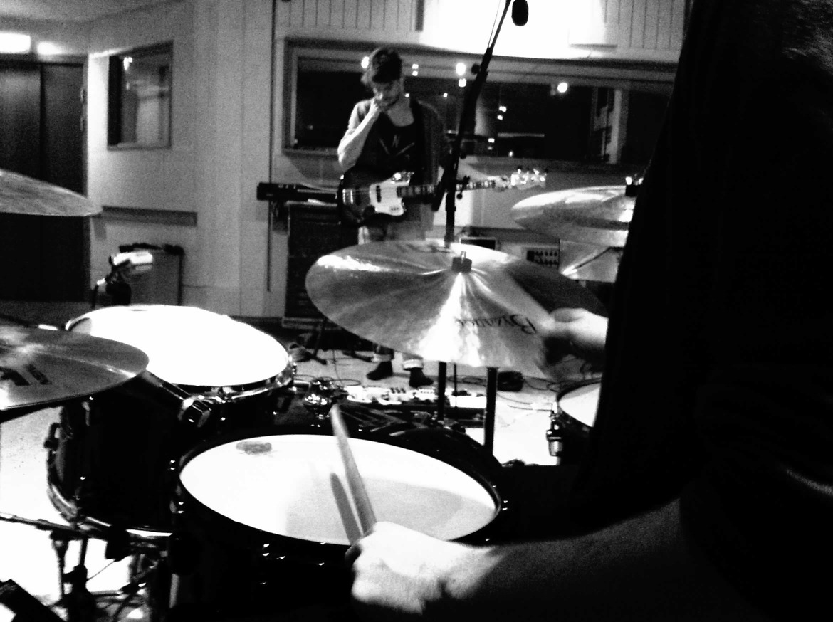 E321 band i studio, trummor och elbas