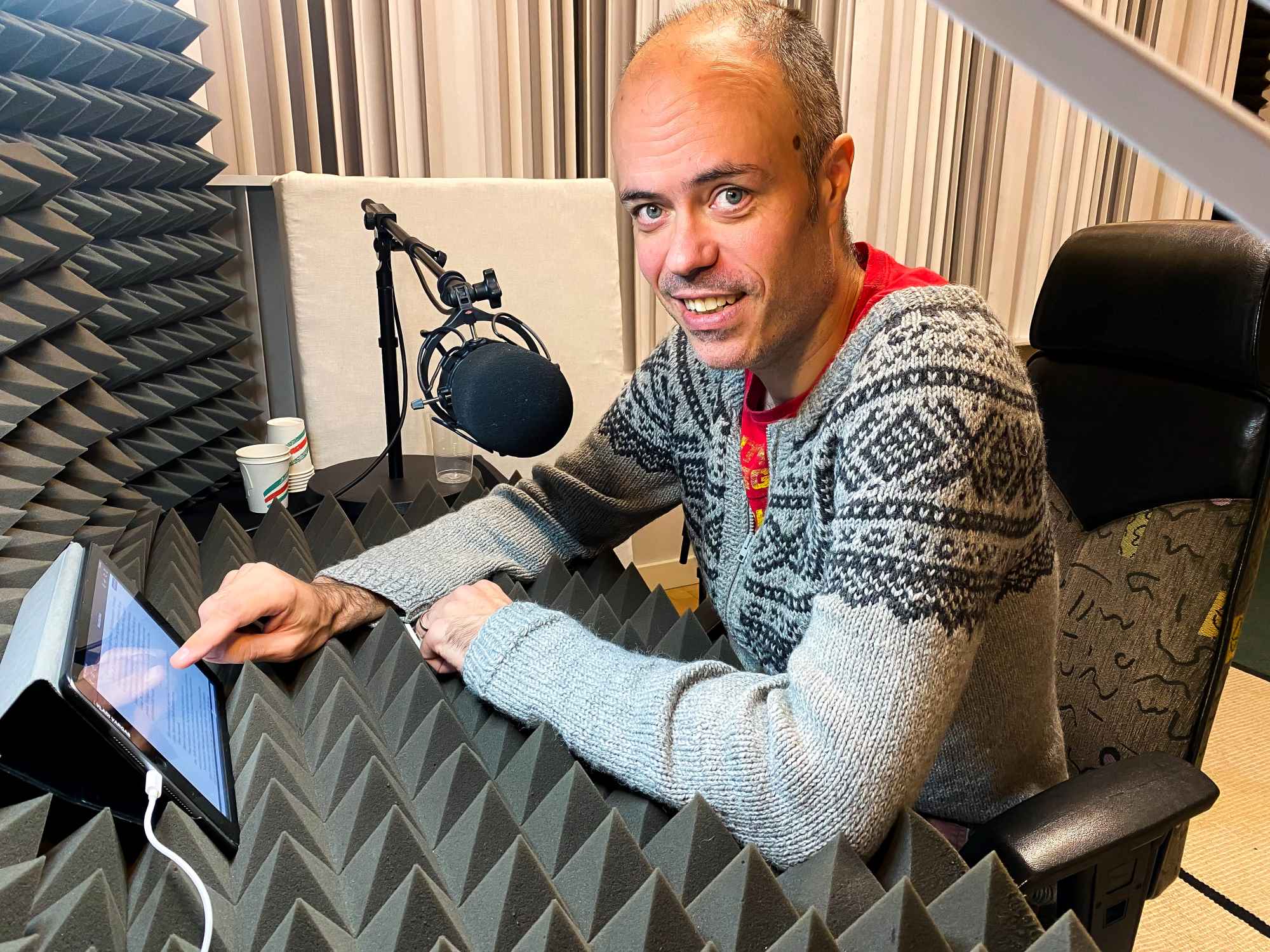 Författaren Eiríkur Örn Norðdahl läser in sin egen bok Illska på isländska. Inspelning av talbok hos Studio Västerås.