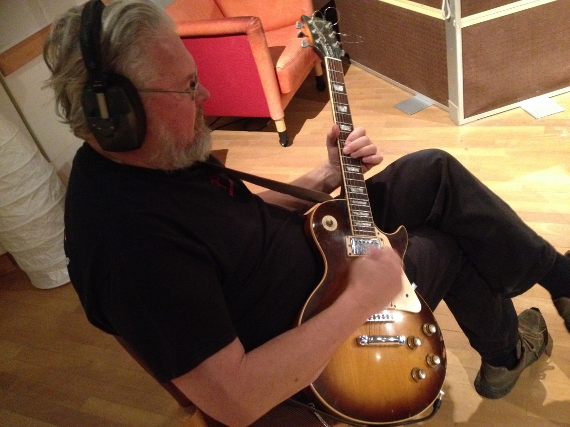 Analog inspelningstudio med elgitarr under musikinspelningen.