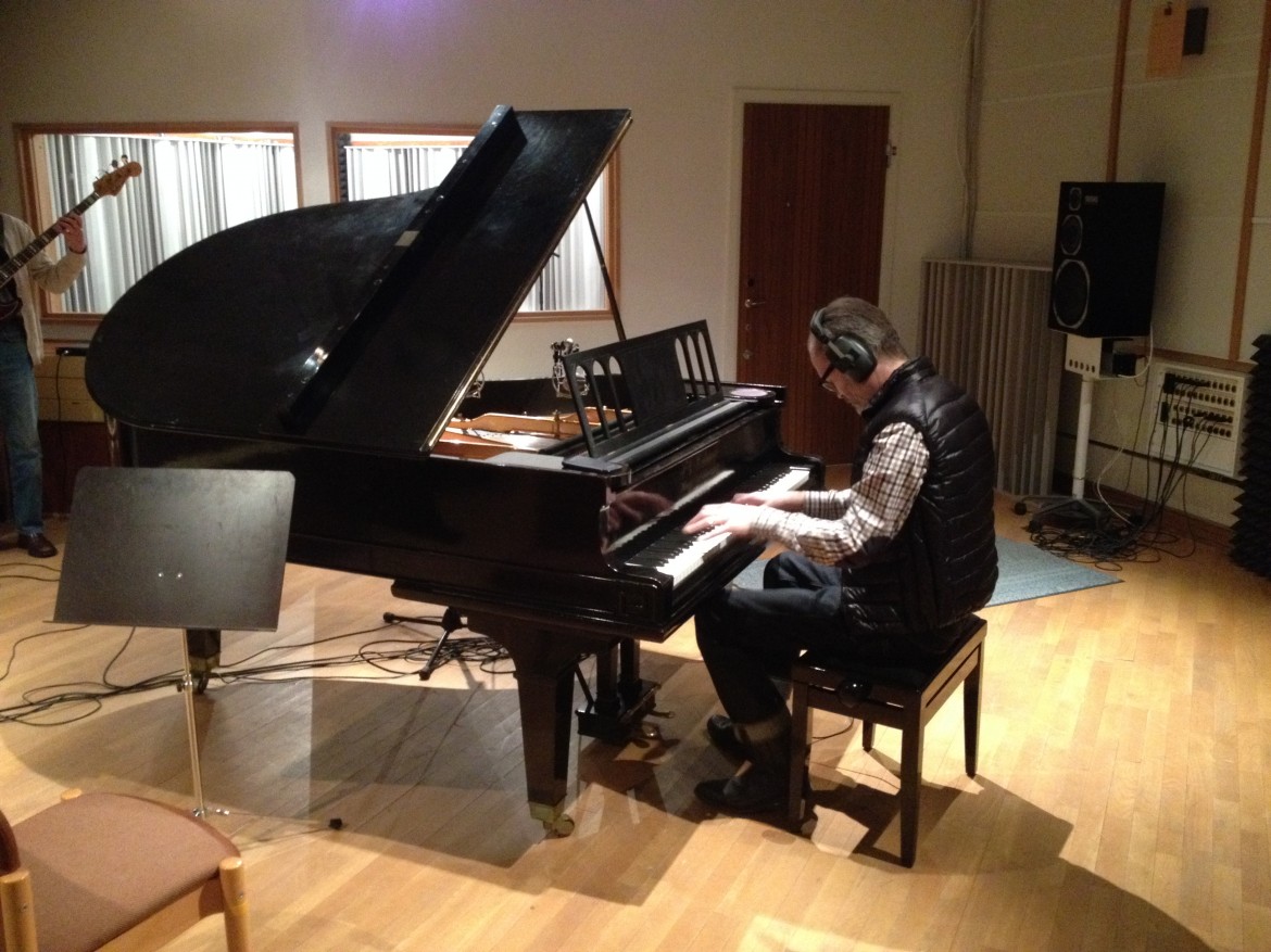 Analog inspelning av flygel i inspelningsstudio.