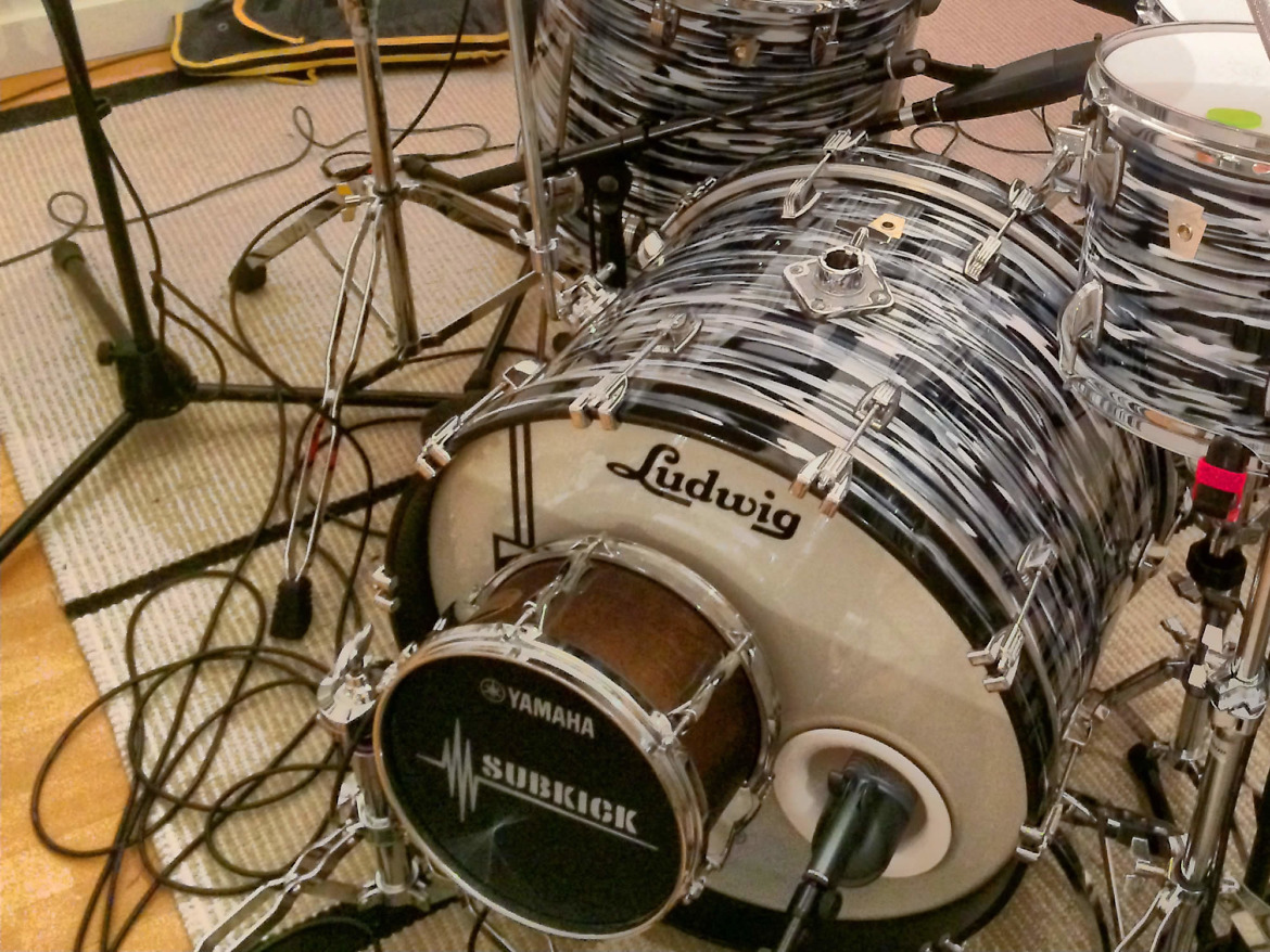 Four Leaf Clover, trummor och baskagge med subkick