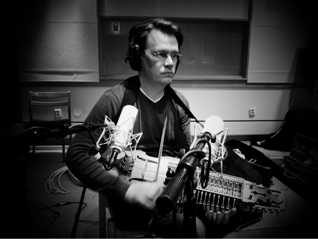 Nyckelharpa inspelning i musikstudion Studio Västerås