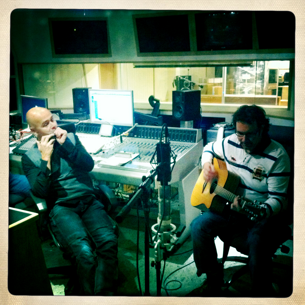 Janke Jönsson på akustisk gitarr och Mats på munspel vid mixerbordet i inspelningsstudion Studio Västerås