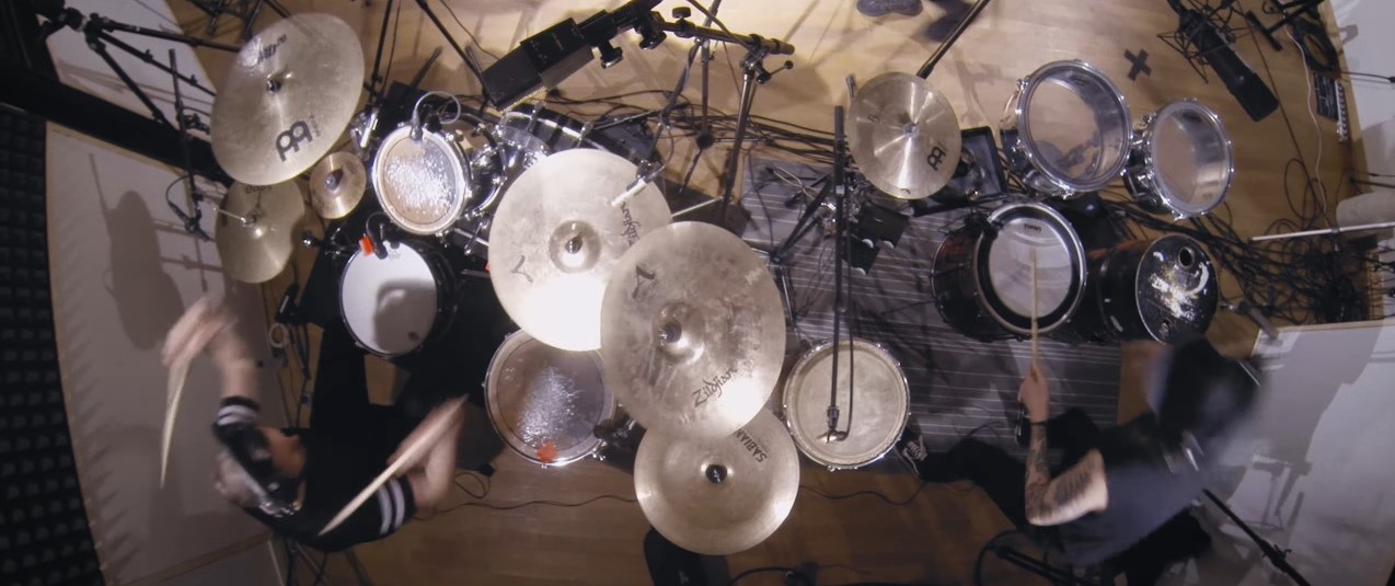 Kill The Kong "Dead Spirit" liveinspelning Studio Västerås. Bilden visar trummor och percussion i musikstudion ovanifrån.