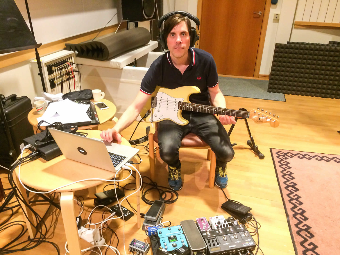 Thomas Gunillasson (The Sonic E Project) gitarrinspelning och laptop