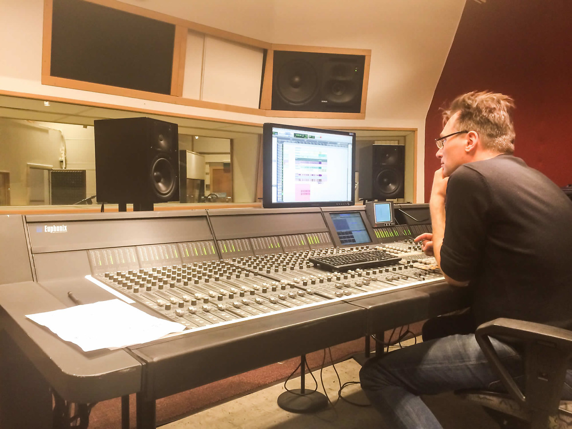 Stephan Lövstrand, studions ljudtekniker för The Sonic E Project inspelning