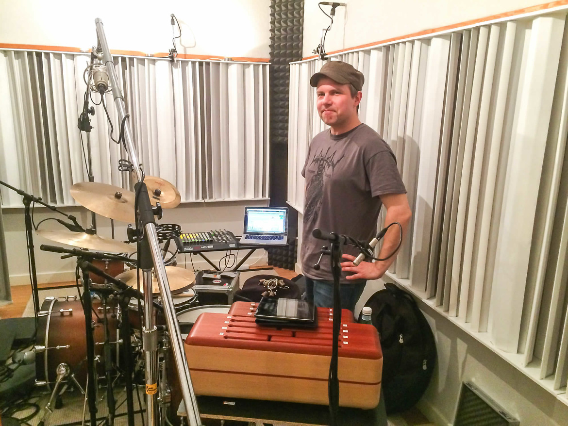 Johan Björklund (Sonic E Project) truminspelning i studions inspelningsrum 2 (isolationsbås)