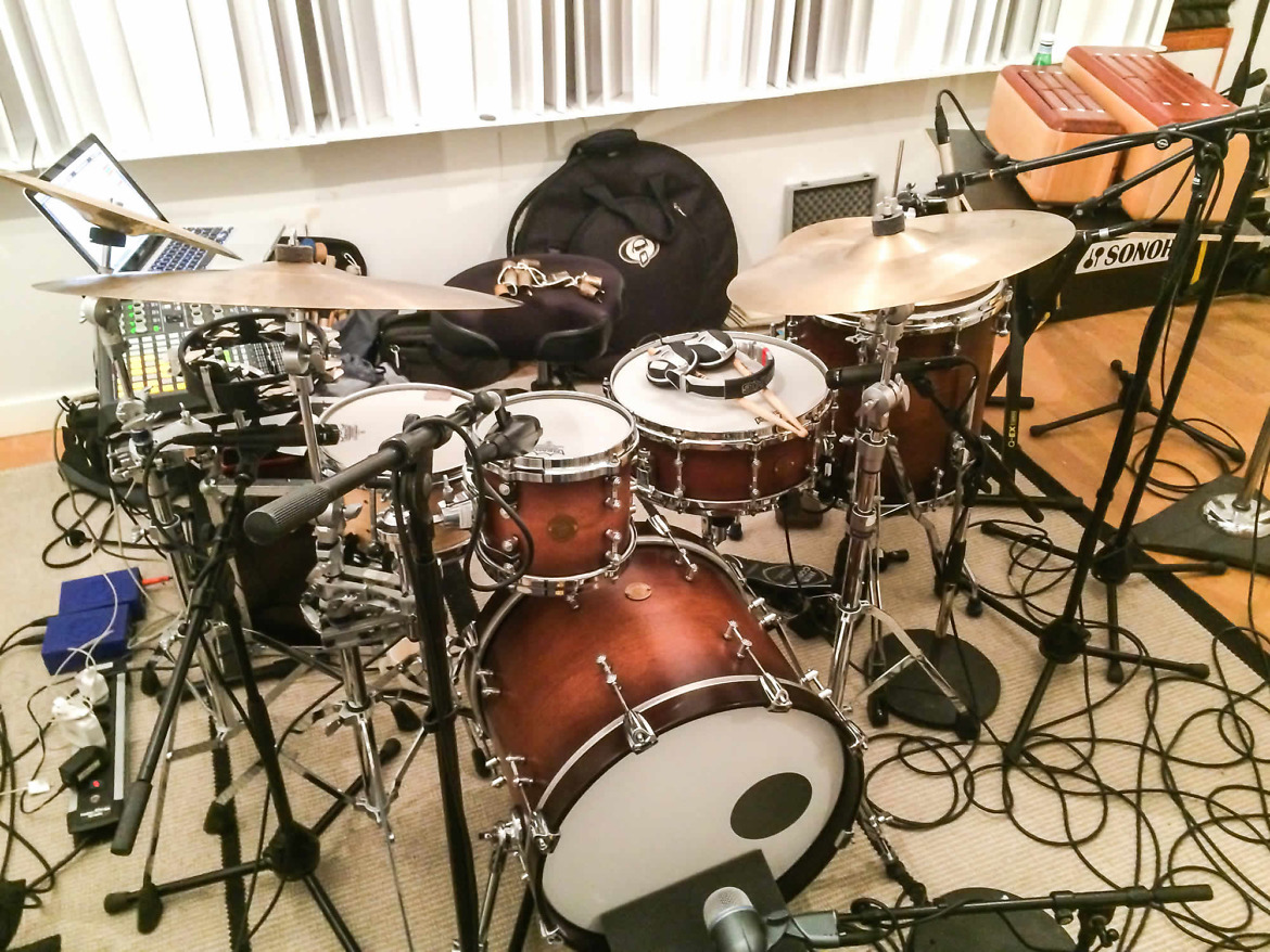 Sonic E Project trummor riggade för inspelning i musikstudio