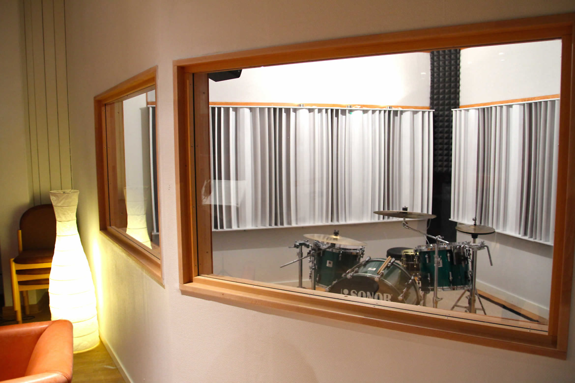 Studioinspelning i i solationsbås för sång, rap, gitarr och trummor