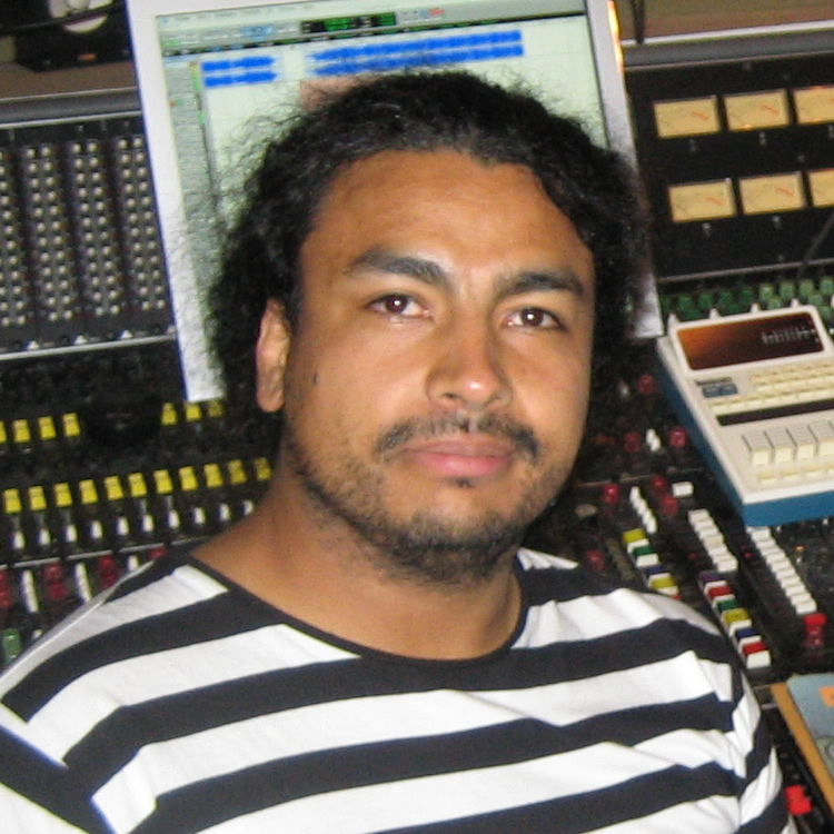 Vladi Vargas är en ljudtekniker, musikproducent, kompositör och låtskrivare hos Studio Västerås
